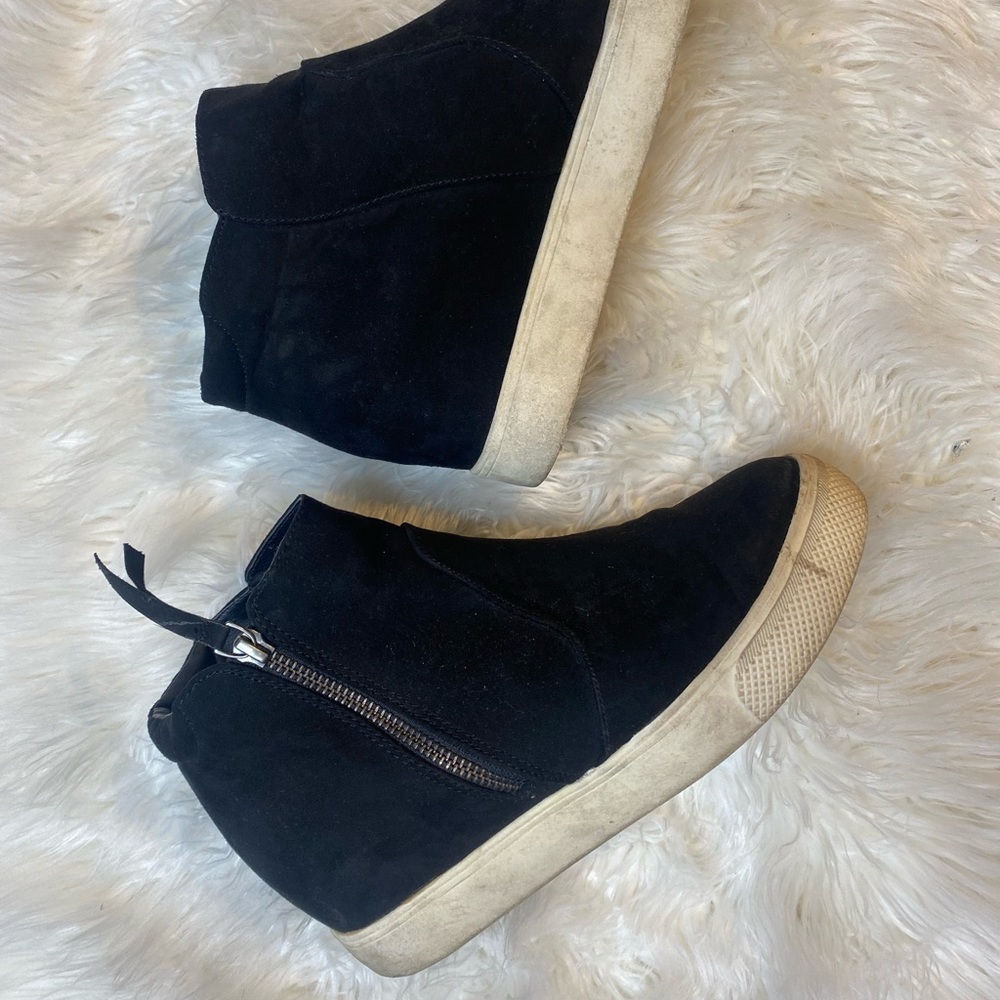 Women’s black pump with side zipper. Universal threads by Target